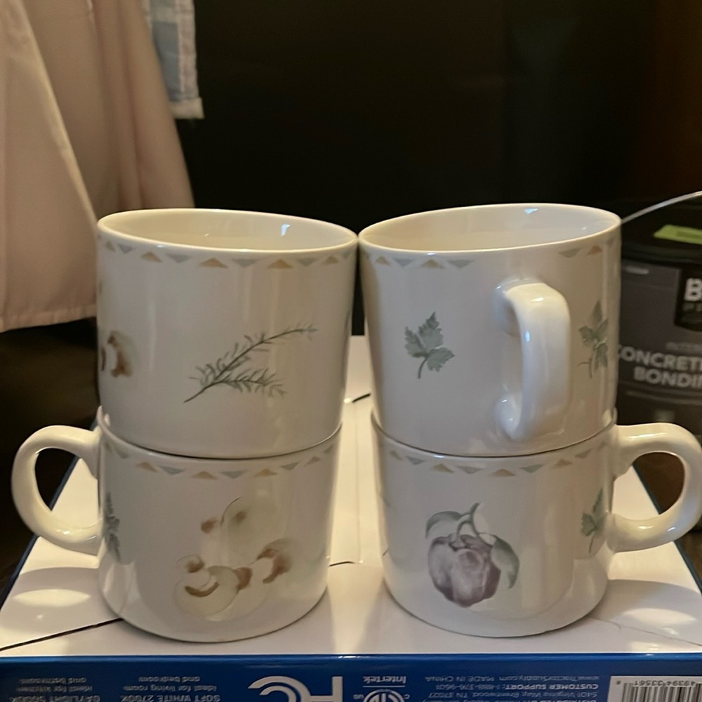 💕 Preloved Oneida Majesticware “Chef’s Basket” 4 Piece Coffee/Tea Mugs